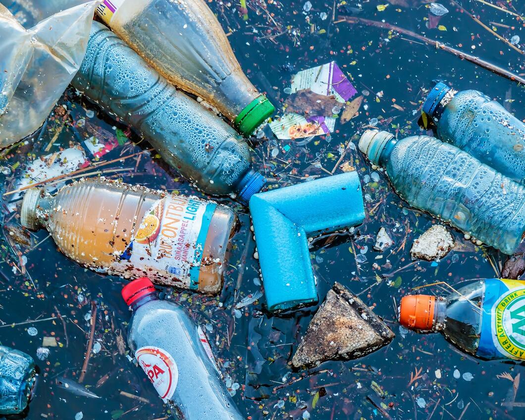 Plastic afval in water